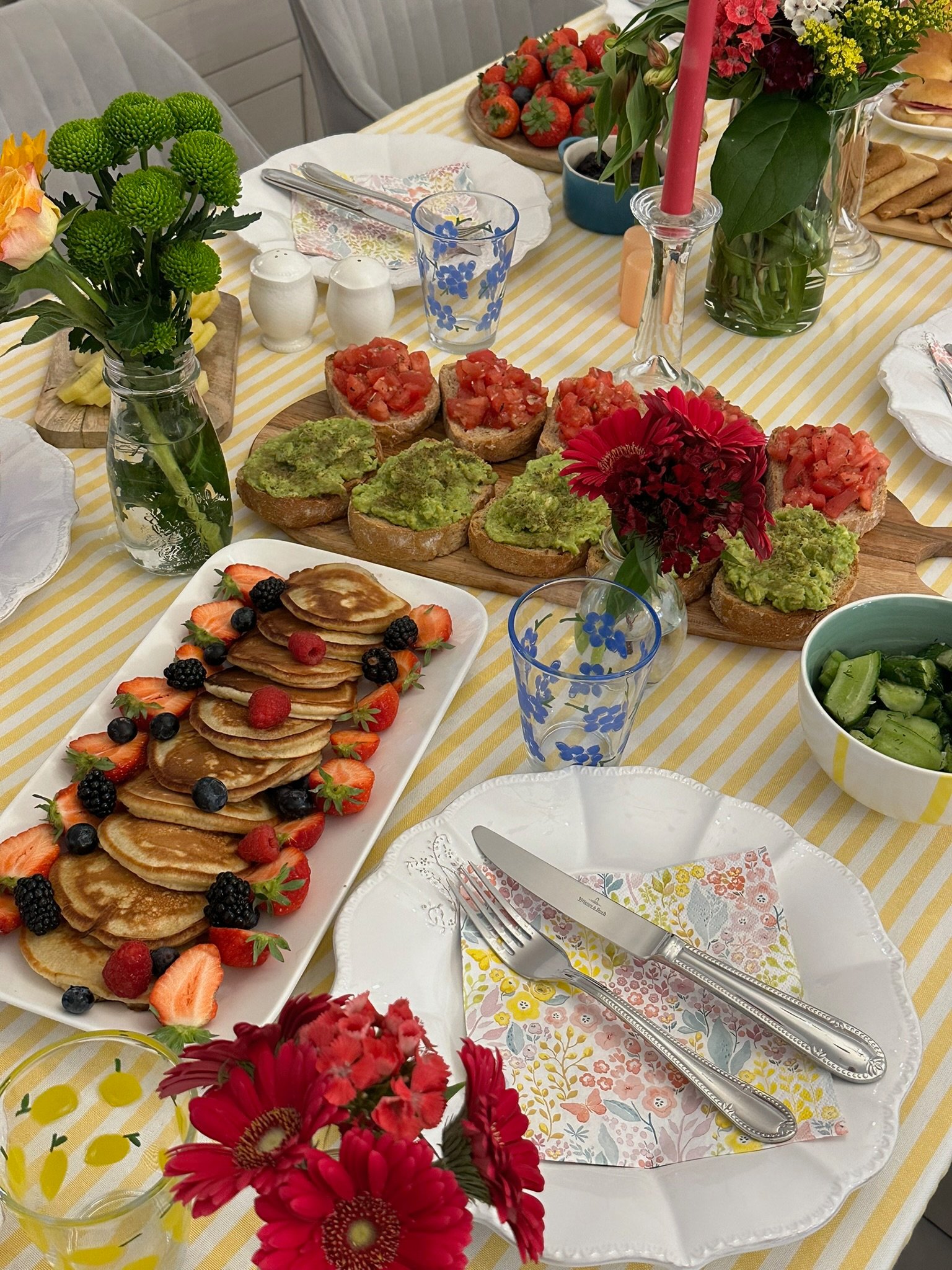 Asya passionnée de cuisine tchétchène préparant une table gourmande