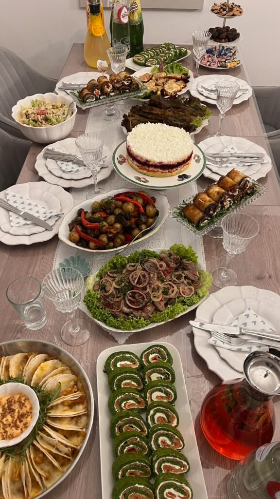 table gourmande avec recettes tchétchènes et desserts faits maison