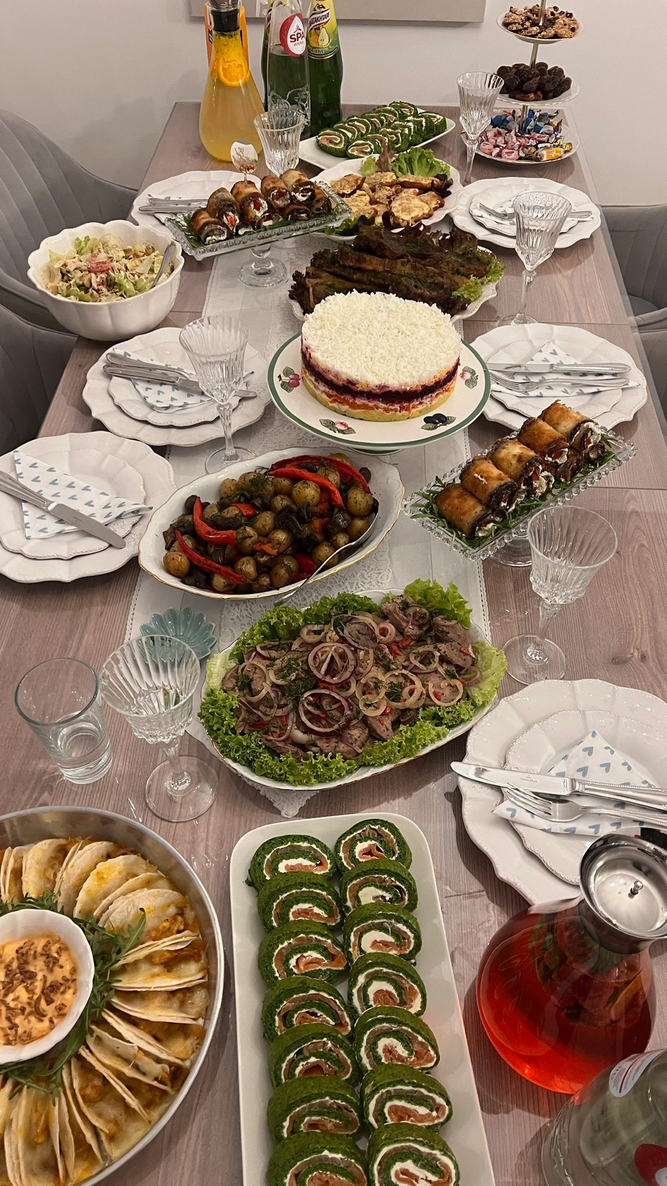 table gourmande avec recettes tchétchènes et desserts faits maison